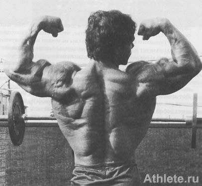 Многие культуристы забывают о том, что передние дельтовидные мышцы имеют важное значение в позах со спины. Франко Коломбо демонстрирует, что передние головки дельтовидных мышц могут быть видны при демонстрации бицепсов сзади.