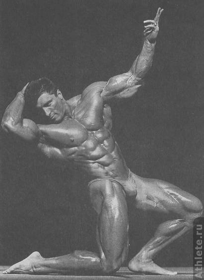 Милош Сарцев создал ряд эстетичных поз, демонстрирующих достоинства его телосложения.