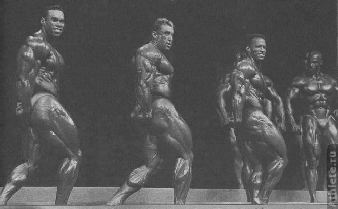 Кевин Леврон, Дориан Йейтс и Шоун Рэй демонстрируют трицепсы сбоку на конкурсе "Мистер Олимпия" 1994 года.