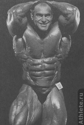 Несмотря на свою массивность, Насер эль-Сонбати демонстрирует скульптурное изящество средней части тела. Здесь он превосходно выполняет демонстрацию мышц брюшного пресса с руками за головой.