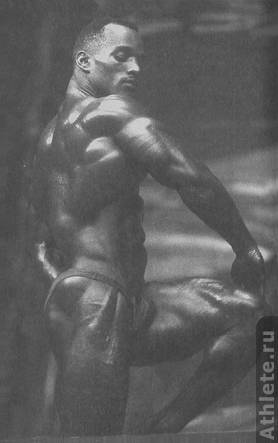 В традиции великого Фрэнка Зейна, Даррем Чарльз умеет побеждать гораздо более массивных соперников благодаря невероятно эстетичным формам, симметричности и пропорциональности своей мускулатуры.