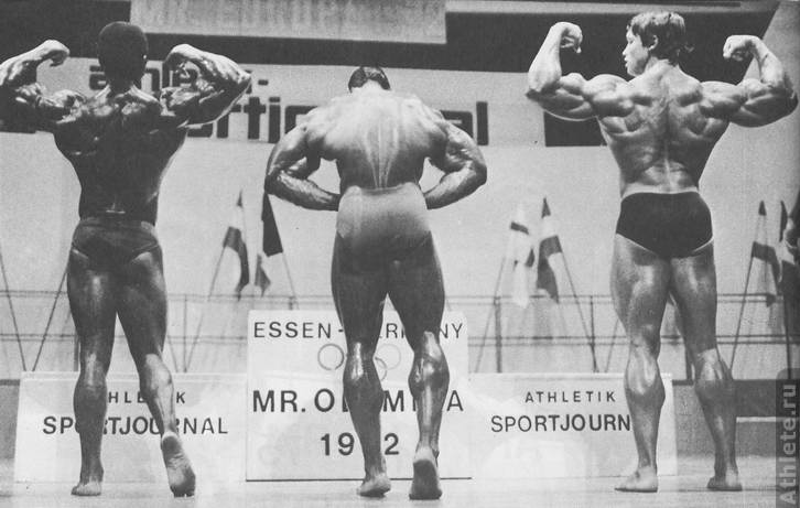 К 1972 году сравнительное позирование вошло в обычай. Обратите внимание, что ни Серж Нюбре (слева), ни я (справа) не желают напрямую соперничать с грозным Серджио Оливой, когда тот расправляет латеральные мышцы спины. Вместо этого мы предпочли заднюю демонстрацию бицепсов.